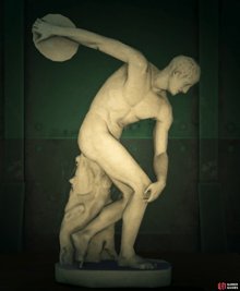 The real statue does not have a watch