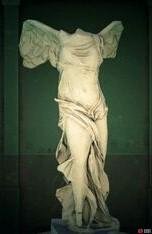 The right leg is forward in the authentic statue