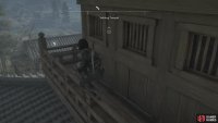 Naoe has an easy time reaching it, thanks to her grappling hook.